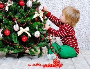 10 veidi, kā padarīt drošu savu Ziemassvētku eglīti mazuļiem