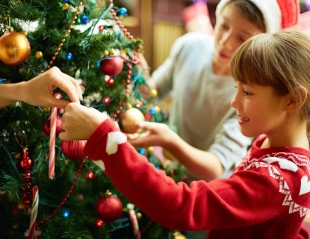Jautri veidi, kā iesaistīt bērnus Ziemassvētku dekorēšanas laikā 